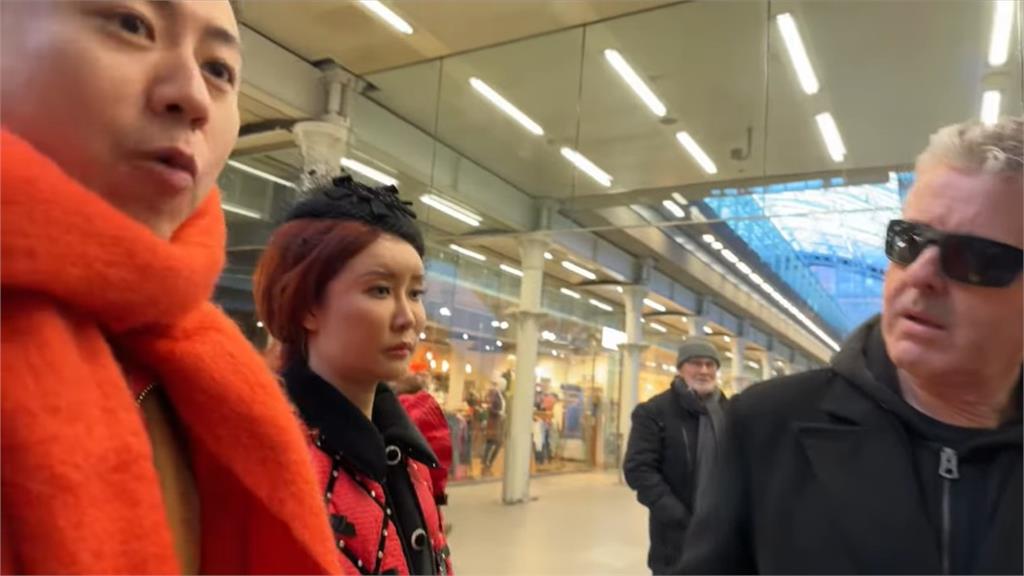 英國鋼琴家街頭彈琴!遭小粉紅找碴「要他遵守中國法律」民眾全傻眼