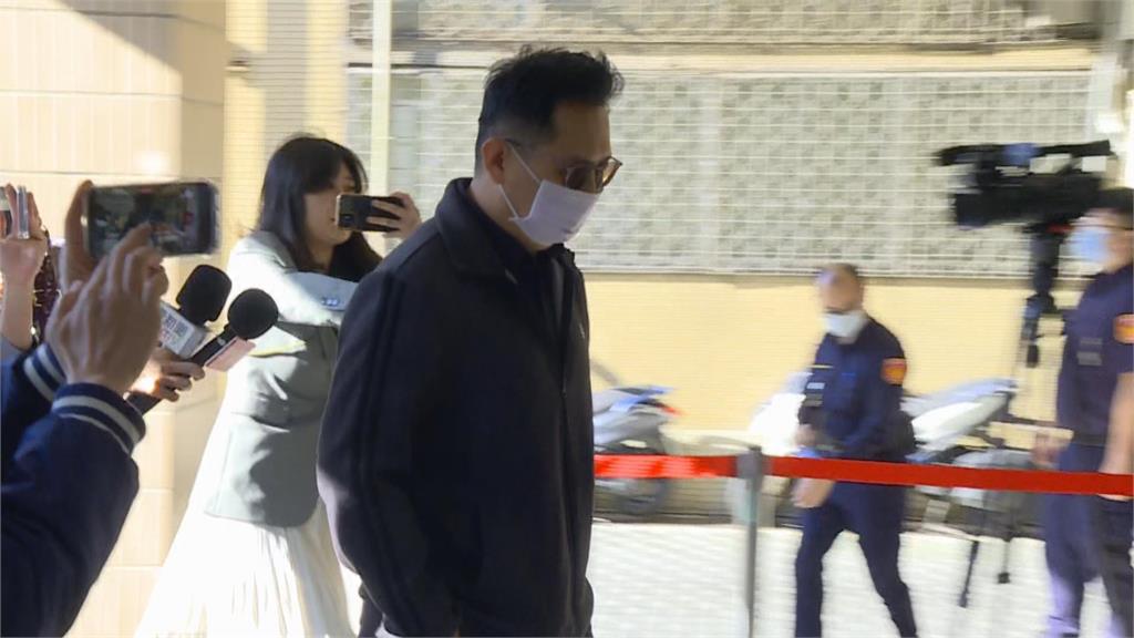 最新／閃兵案外案涉個資法！王大陸與女友同框出庭　臉略顯「圓潤」