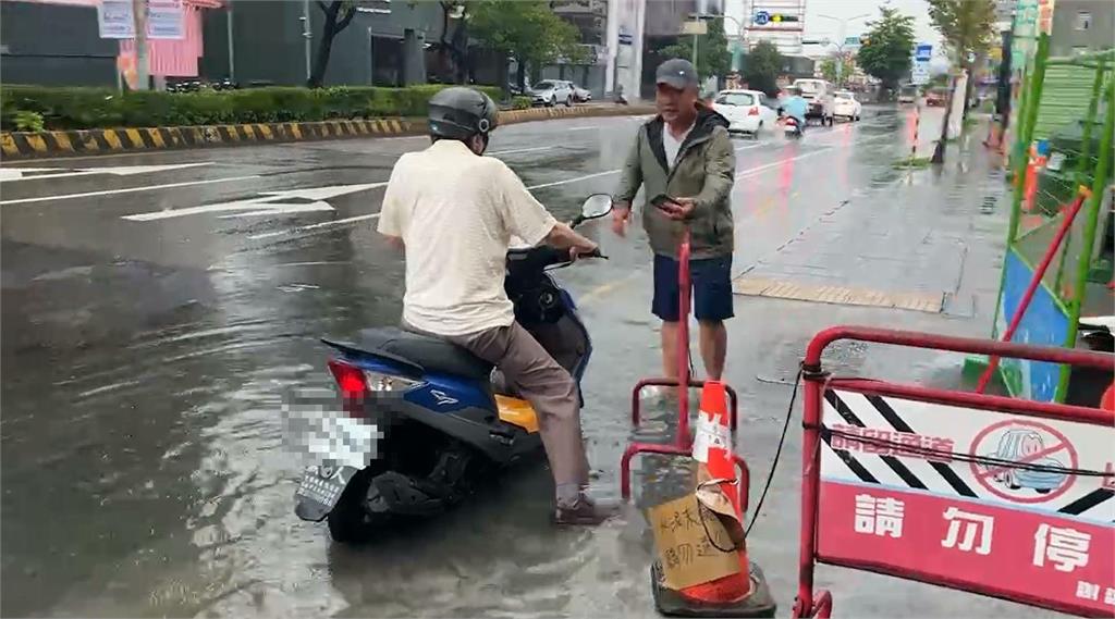 快新聞／午後強降雨！台南永康「水淹小腿肚」　騎士、居民涉水前行