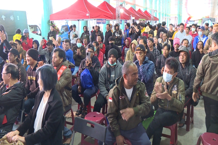 基隆漁會舉辦漁民運動會 家鄉菜解鄉愁 "人體夾娃娃機"手腳並用搶獎品