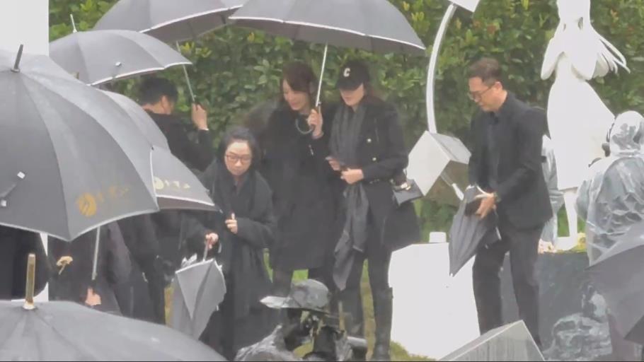 小S「痛失愛姐大S」1週年 雨中致謝「合掌鞠躬」淚喊7字…鼻酸畫面曝光!