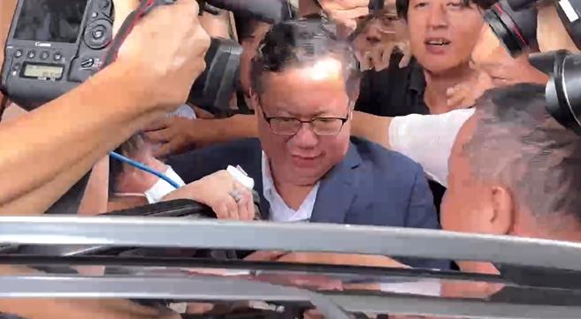 快新聞/500萬元交保! 鄭文燦不發一語、面露微笑上車離去