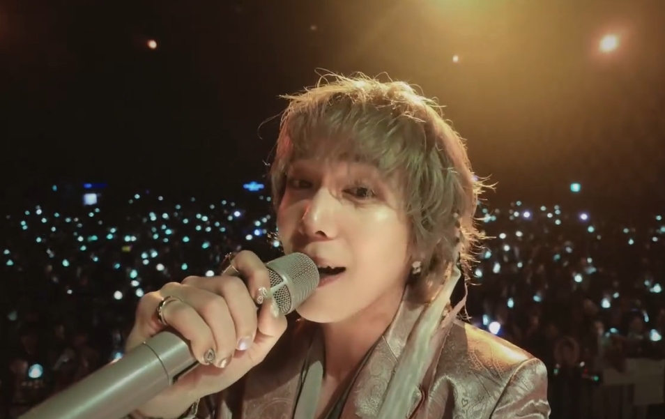 FTISLAND前夜快閃信義區！李洪基抱「它」飆高音　全場嗨翻