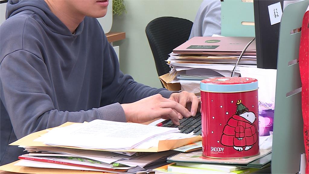 翁曉玲徵助理自稱「某某立委」 綠委酸:自認票房毒藥不敢具名