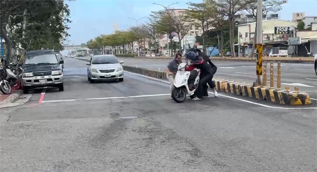 薔琵狂颳12級風！　機車騎士定格險翻　民視採訪團隊神救援