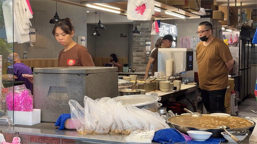 銅板價！肉羹+炒麵百元有找　業者巡桌「免費」加湯