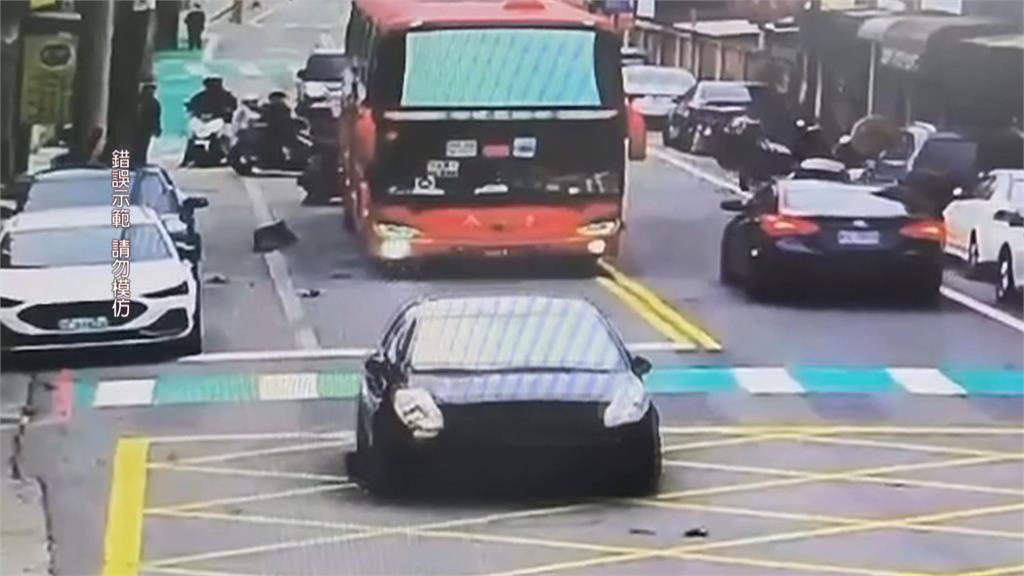 黑色小客車擦撞校車 被卡住還加入撞開逃逸