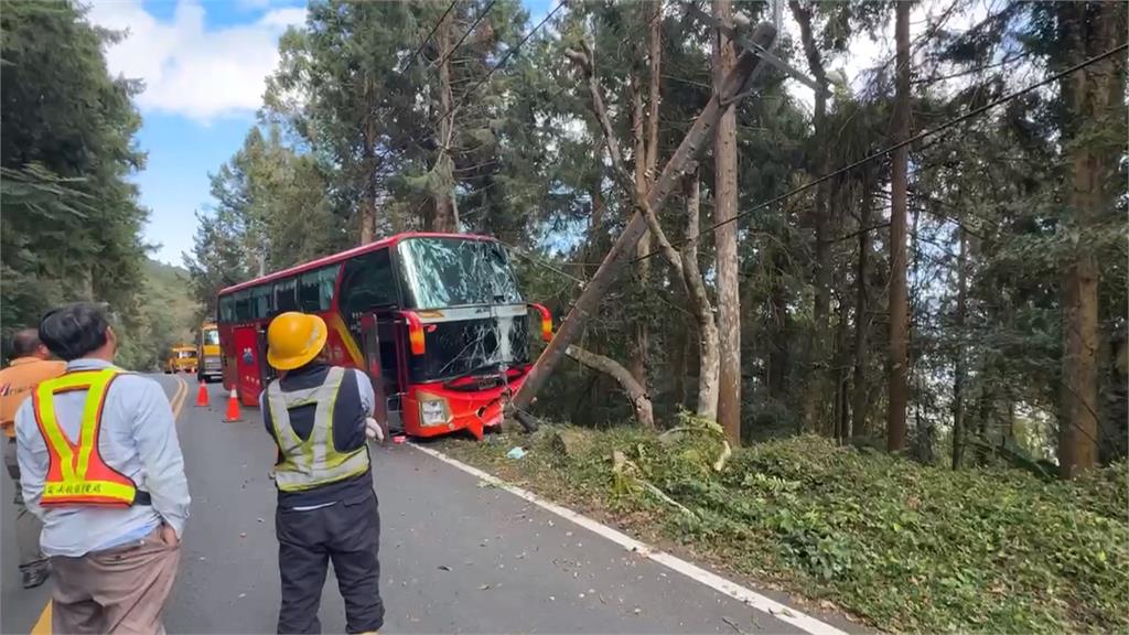 竹山遊覽車自撞電桿險掉山坡 警到場車上竟空無一人