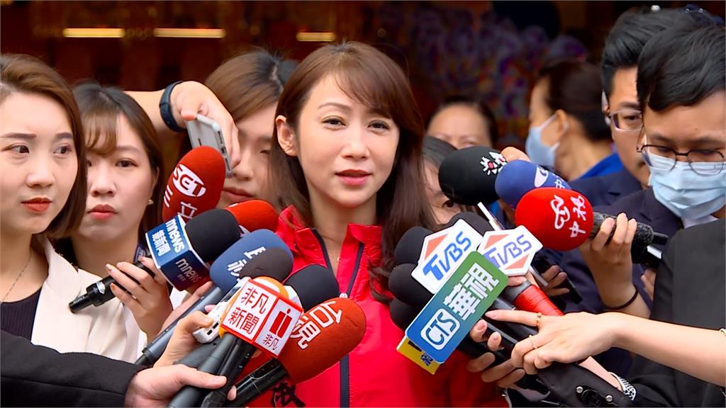 徐巧芯剛出線轟對手薪水小偷 許淑華回擊:當4年議員搞不清楚程序