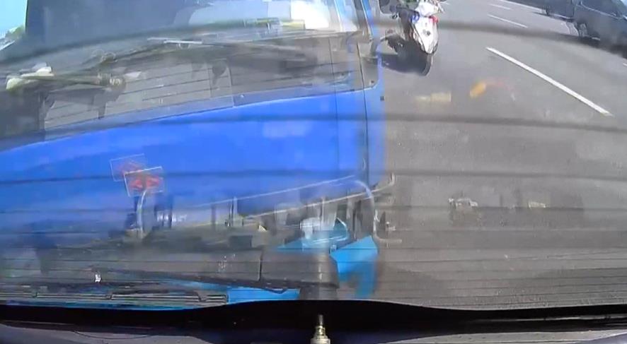 小貨車屢衝撞警車遭攔截 警拔槍逼毒駕嫌下車壓制