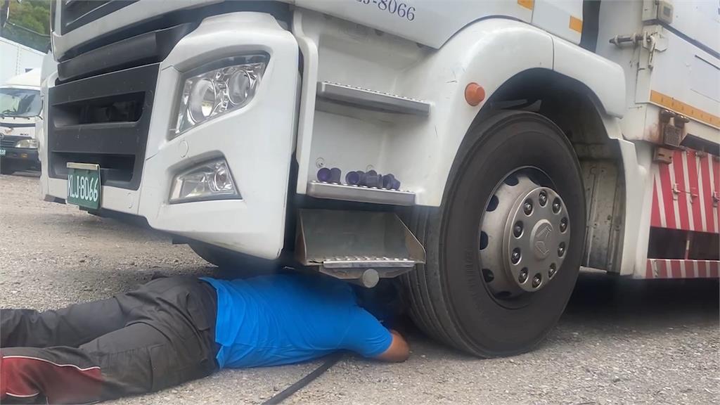 大貨車輪胎脫離車體國道出走 跳到對向車道民眾嚇壞了