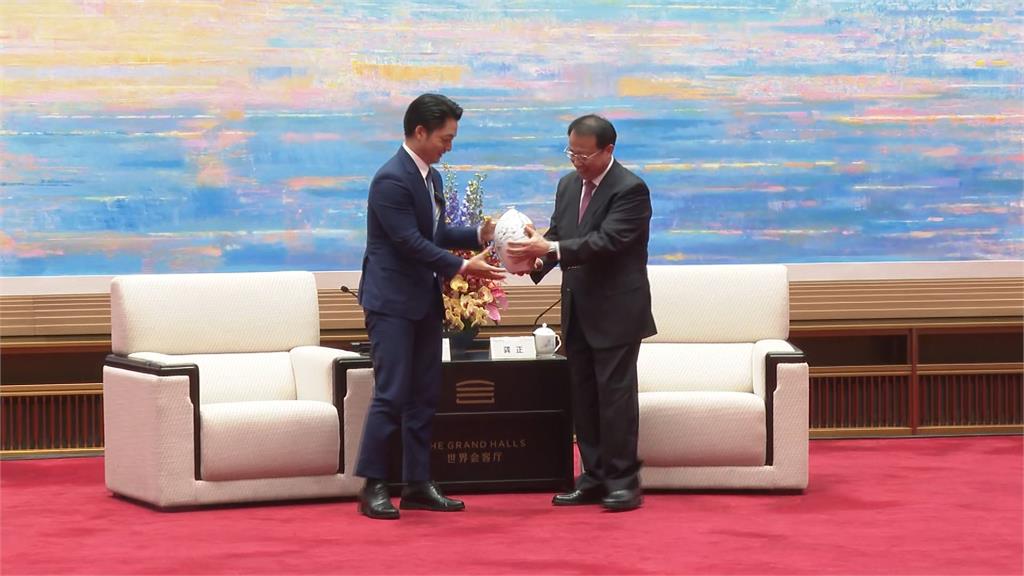 蔣萬安1日快閃上海雙城論壇　綠轟蔣「被吃豆腐悶不吭聲」