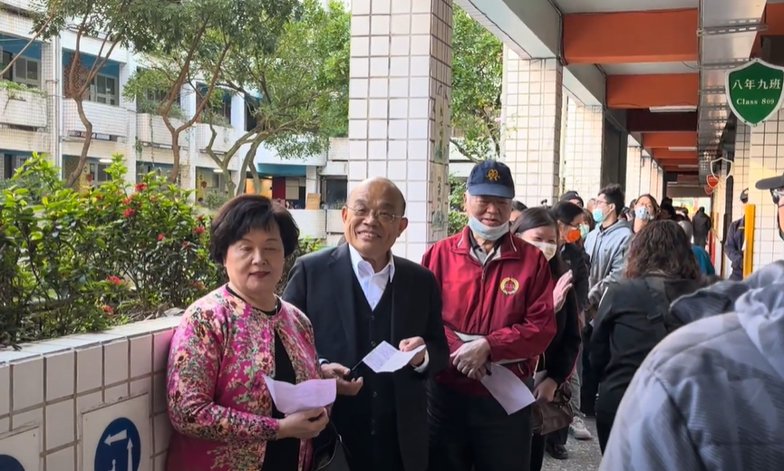 快新聞/蘇貞昌偕妻詹秀齡前往投票 開心和民眾合照、話家常