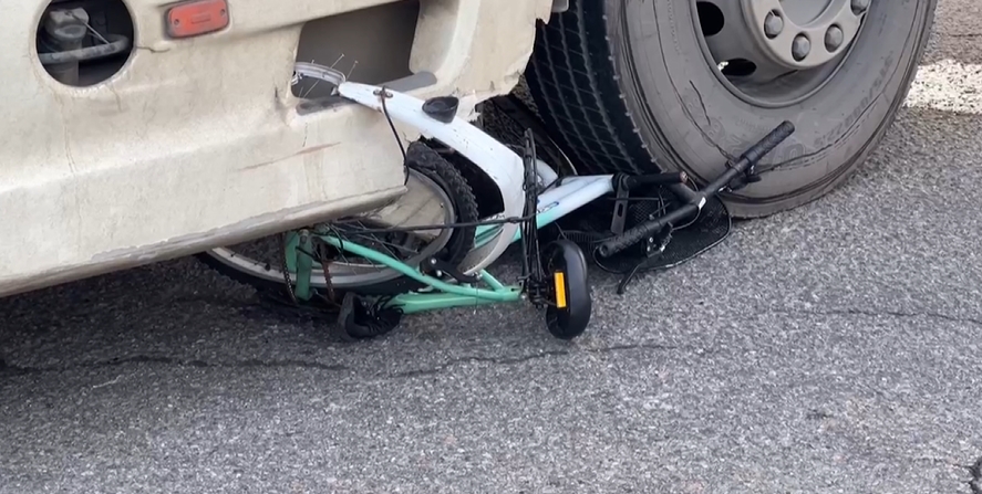 下班騎單車遭曳引車碰撞　女移工捲進車輪底下身亡