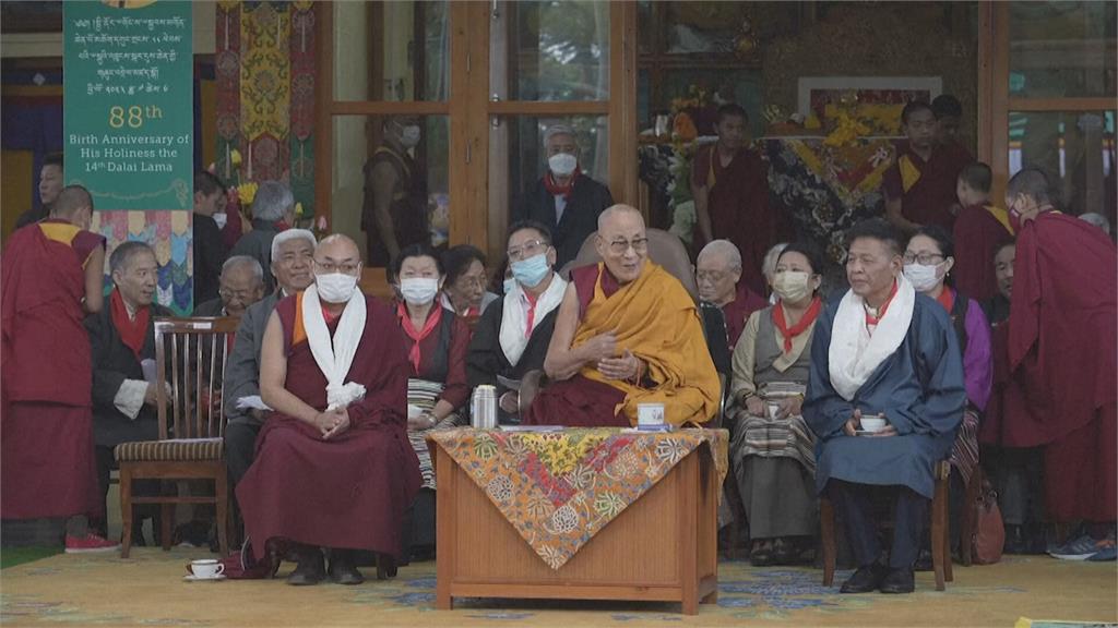 達賴喇嘛歡慶88歲大壽　數百人齊聚楚拉康寺祝壽