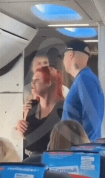 女客「備餐區猛砸空姐」衝出3壯男狂壓!她一陣狂笑「50S肉搏片」曝