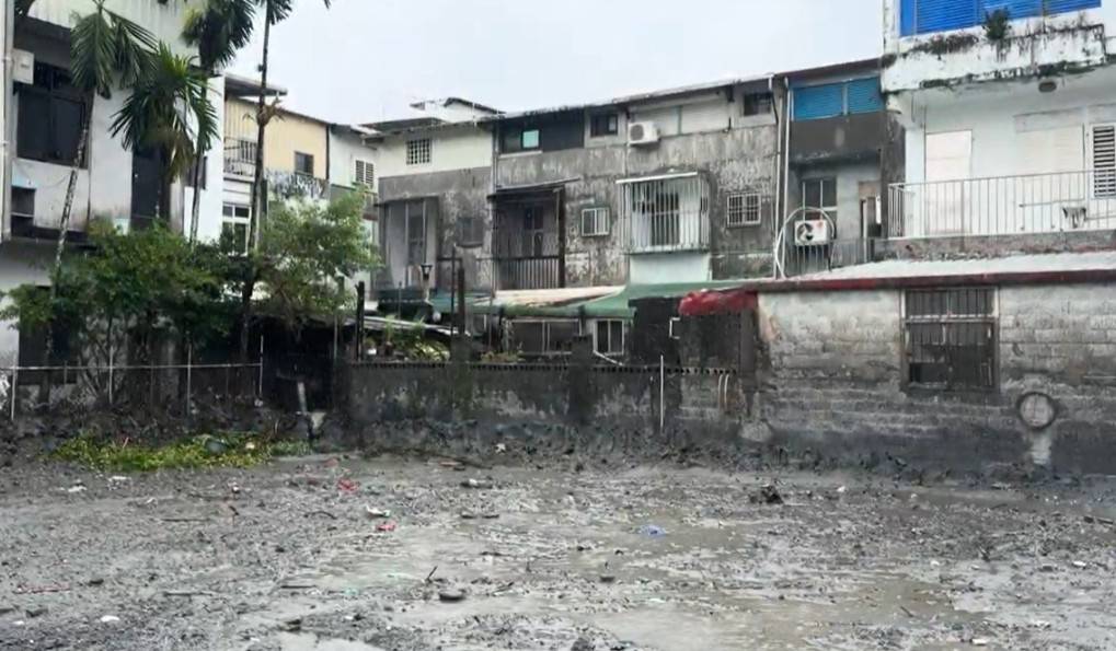 快新聞/大雨+泥沙堵水溝!房屋後方積水 季連成10分鐘派員到場