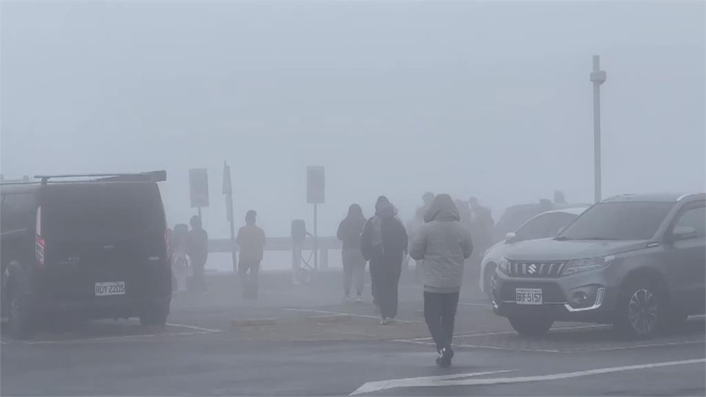 武嶺追雪遊客違規爬山壁被驅離　正妹比基尼秀身材！醫提醒有風險