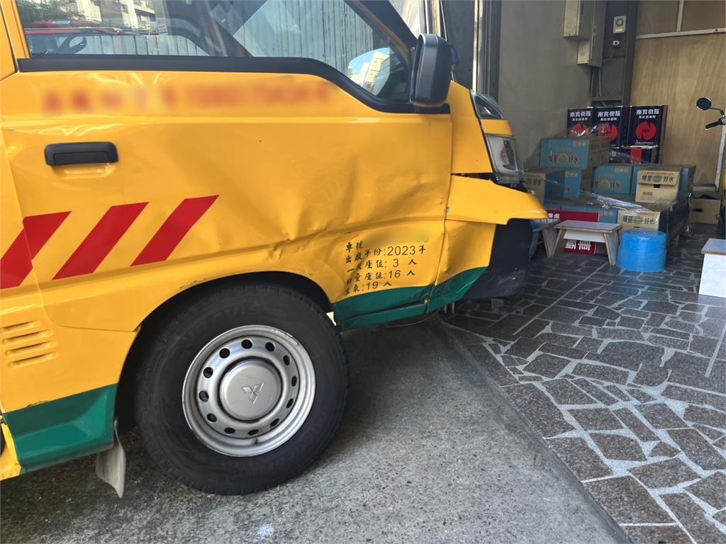 桃園十字路口沒紅綠燈 轎車對撞娃娃車釀孩童輕傷