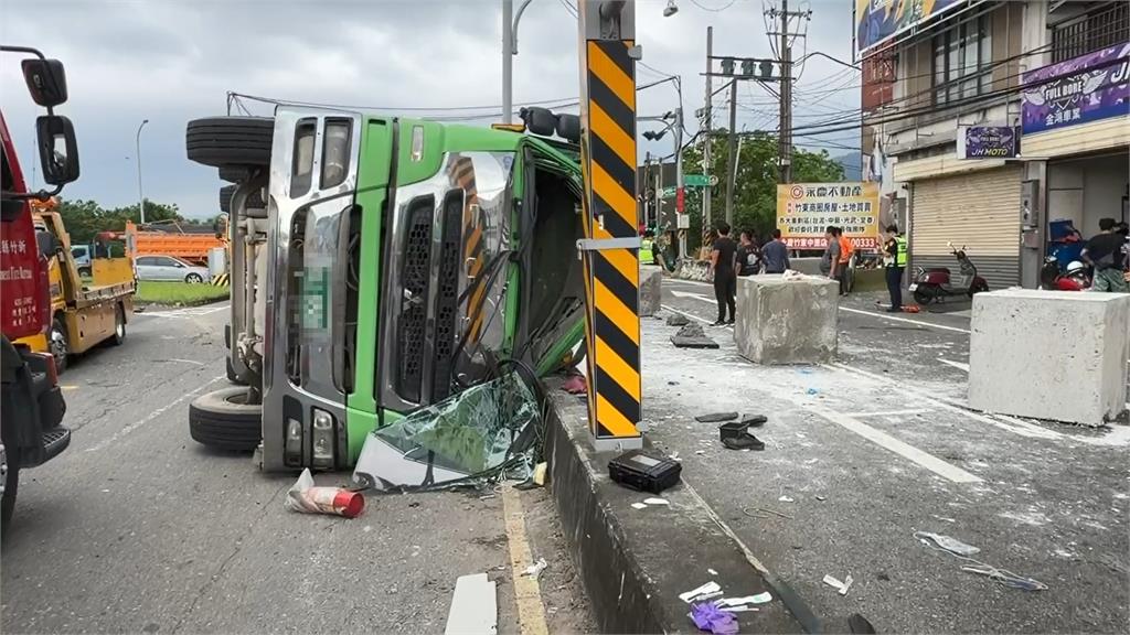 最新／大石塊掉一地！砂石車翻覆台68匝道口　2人一度受困「明顯骨折」
