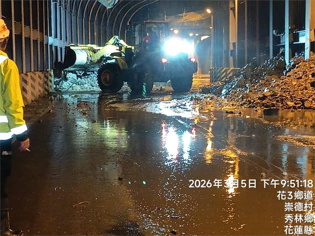 快新聞／驚悚畫面曝光！巨石掉落貫穿台9線隧道　蘇花公路一度封路