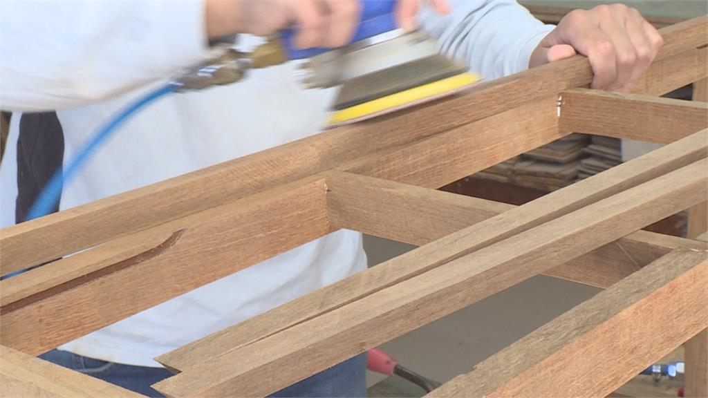 基隆環保局回收廢木材　木工班巧手再製各式家具