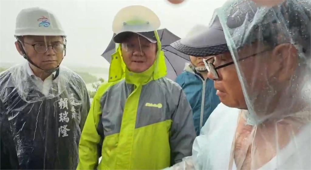 快新聞／大豪雨開炸高雄！陳其邁赴旗山視察　里長親讚一事：謝謝市長建設
