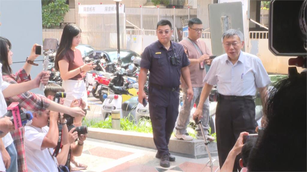 快新聞／柯文哲走出警局了！戴「電子手環貼1圖案」喊：下次看有沒有項圈？