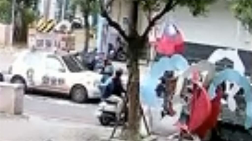 國民黨議員候選人掃街出事了！自由女神式「單手騎車放鞭炮」下秒炸傷路人畫面曝光