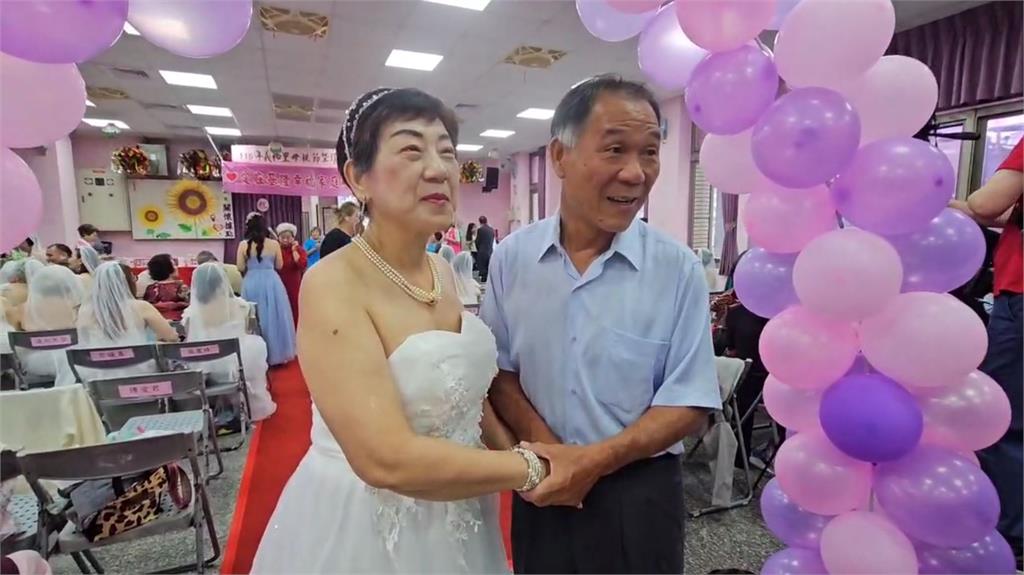 慶祝母親節！里長辦「婚紗走秀」　96歲奶奶燦笑重溫年少