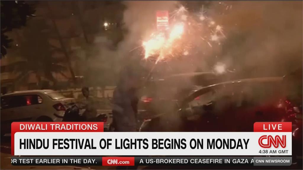 印度新德里鞭炮禁令解除　民眾放環保鞭炮慶排燈節