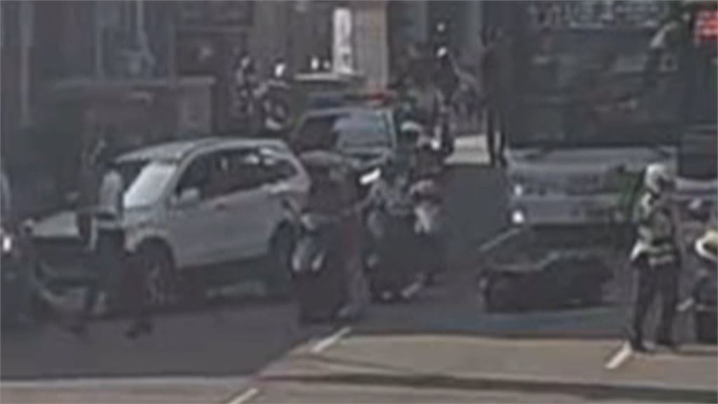 台中驚悚車禍！　男失控撞臨停車　臨停車駕駛閃躲重摔倒地
