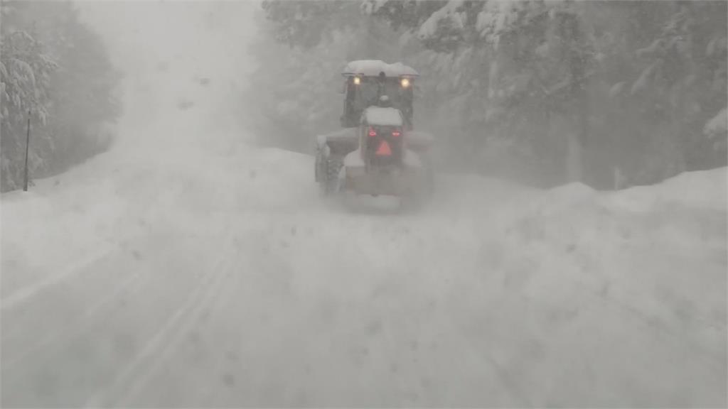 怪獸級暴風雪襲北加州 公路封了160公里