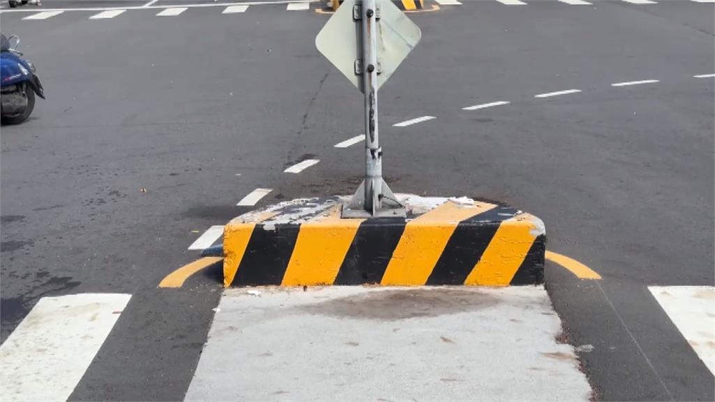 沙鹿這處行人庇護島又被撞　疑未注意撞翻車母子送醫無礙