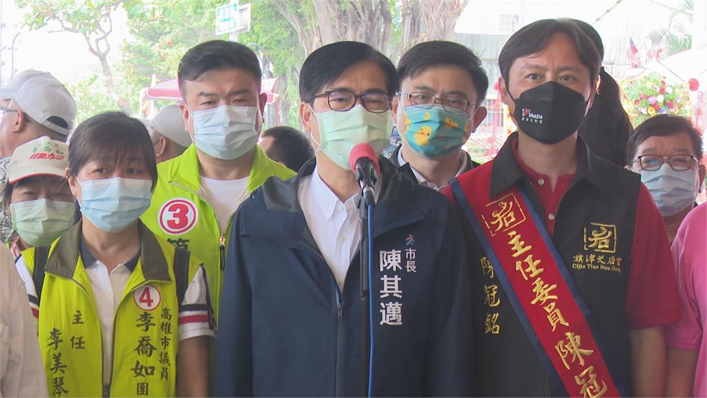 高雄火車站站東路開放通車　民眾直呼不習慣！交通局派員引導