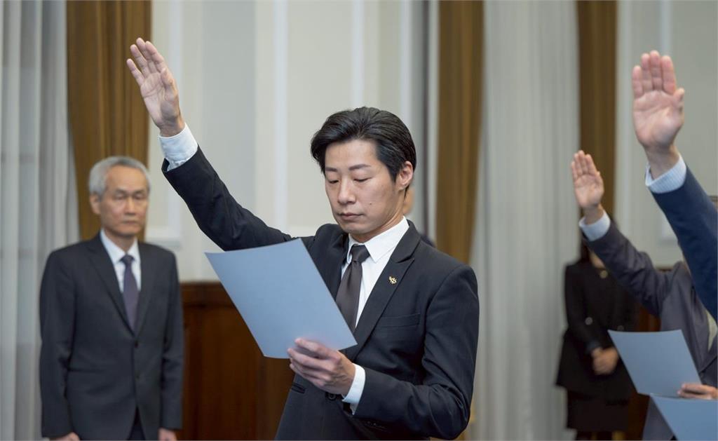 芬蘭「禁慾大叔扯開襯衫」竟是林昶佐！打工3週狀態曝光…網震撼：加油