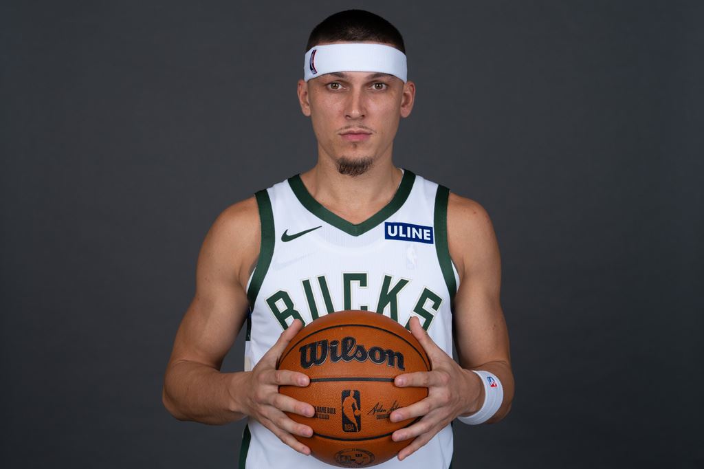 NBA／棒球太狂連籃球都得讓路！釀酒人44年後闖世界大賽　公鹿窩心開幕戰改時間