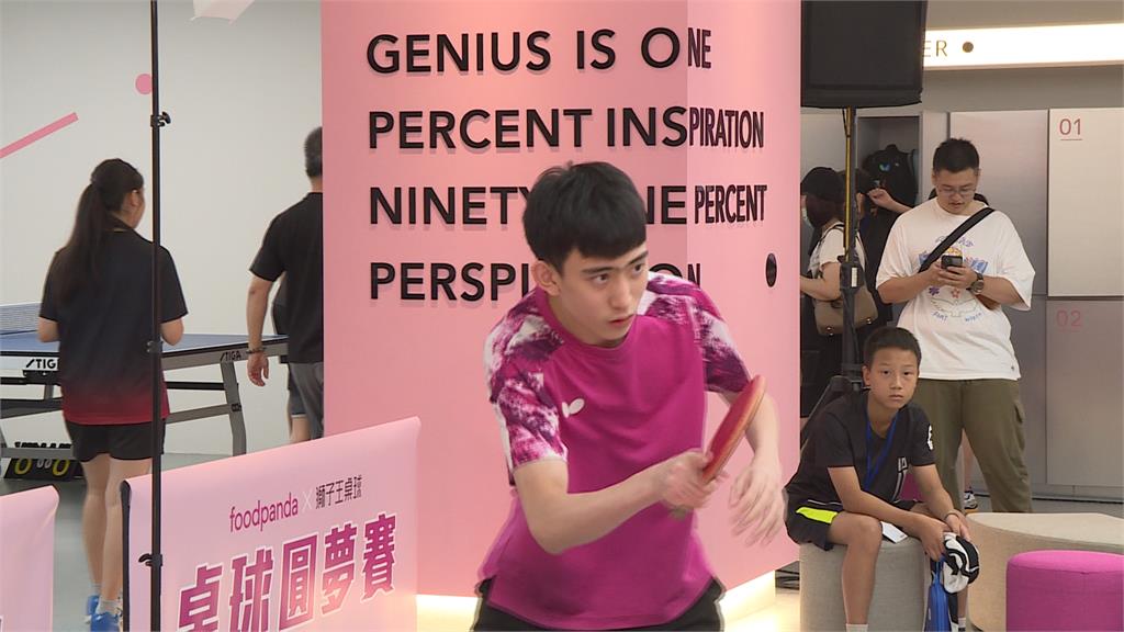 爭奪"小林同學"御用神器! 小選手桌球對決搶瘋了