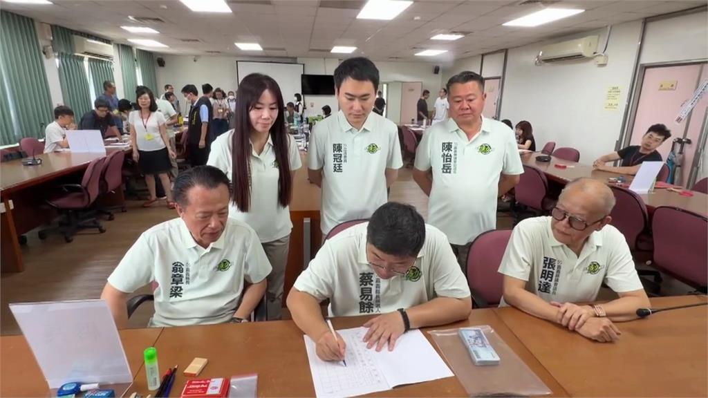 蔡易餘完成縣長參選登記　「總統級」團隊齊拚選戰