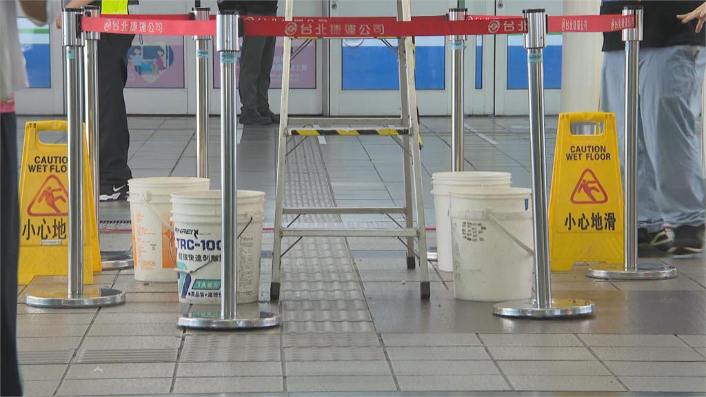 新!大雷雨狂轟台北市! 捷運忠孝復興站內「漏水」