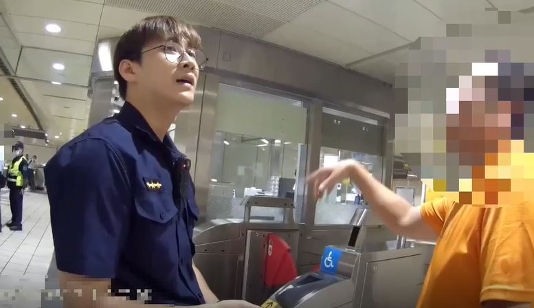 澳籍男搭北捷喝飲料遭制止竟「比中指」 台男不堪受辱「亮刀」遭送辦