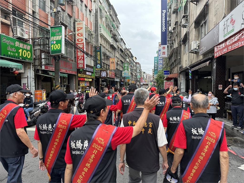 60神尊板橋遶境!胡嘉愛心繫《市井豪門》、《愛的榮耀》盼播出順利