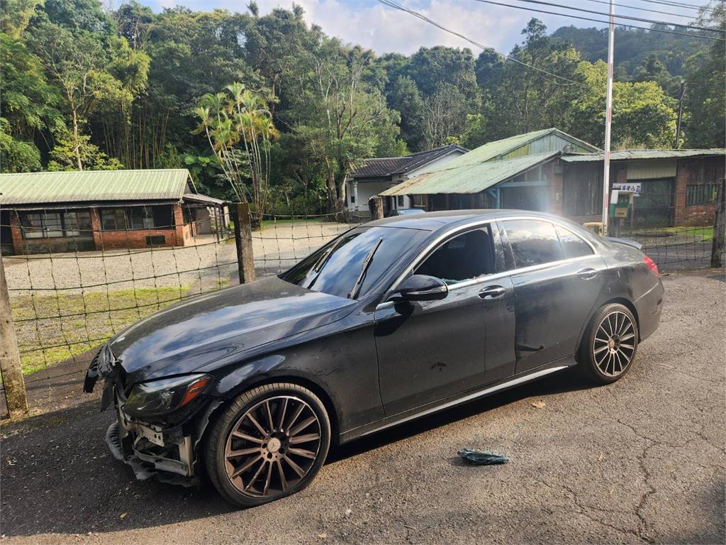 最新／碰碰！通緝犯開進口車撞人「棄車逃逸」　三峽警連開2槍追捕中