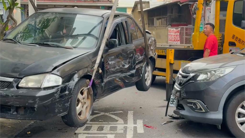 倒車失控？　轎車推撞休旅車 又一路往後