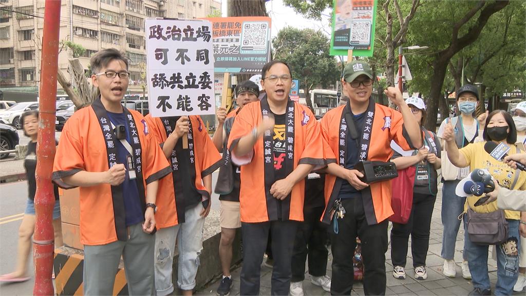 憨川來了!「大刪元」市場掃街 王義川助陣催連署展現高人氣