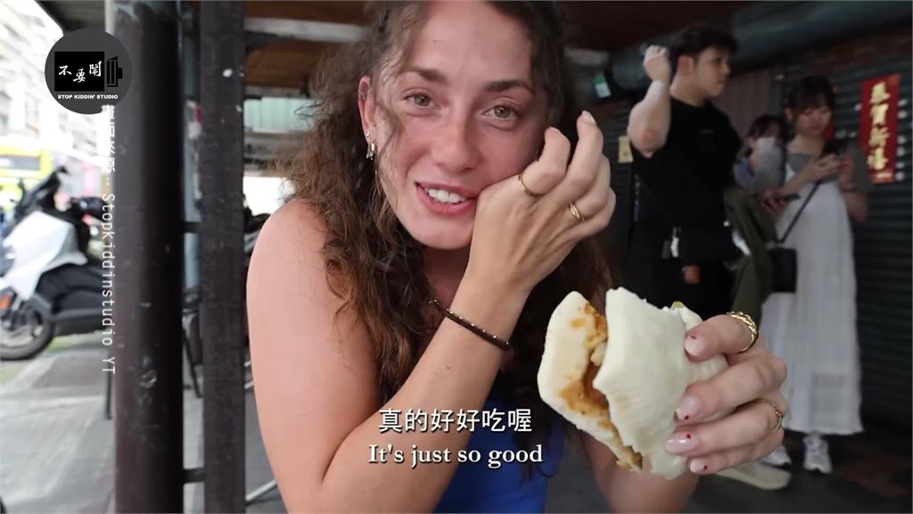 台式漢堡太迷人！　加國正妹首嚐刈包「好吃到落淚」