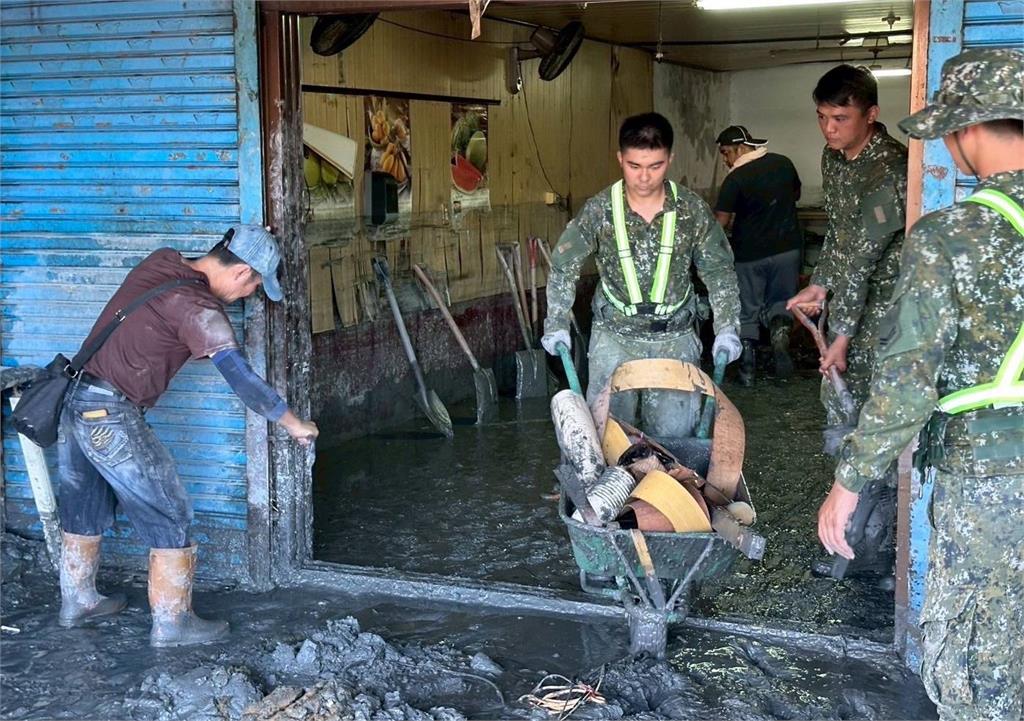快新聞／國軍全力投入光復鄉救災　官兵協助居民搬運廢棄物