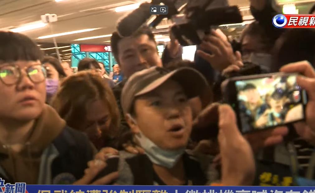小微機場「浮誇演技大崩潰」被架著走!高喊「做中國人沒錯」網揭背後黑手演劇本