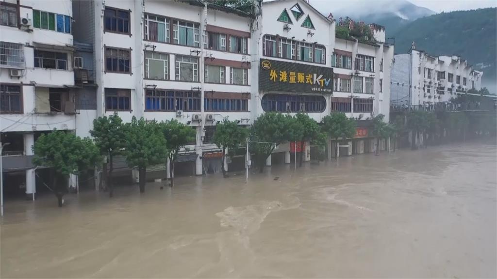 鄭州又逢暴雨人車墜坑洞　陝西土石崩塌急撤2.3萬人