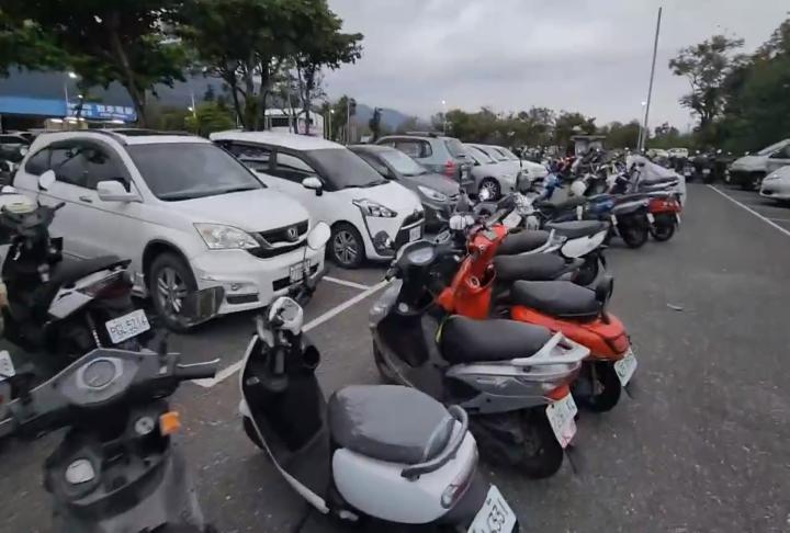 大學生連假趕搭車　知本火車站現機車違停亂象
